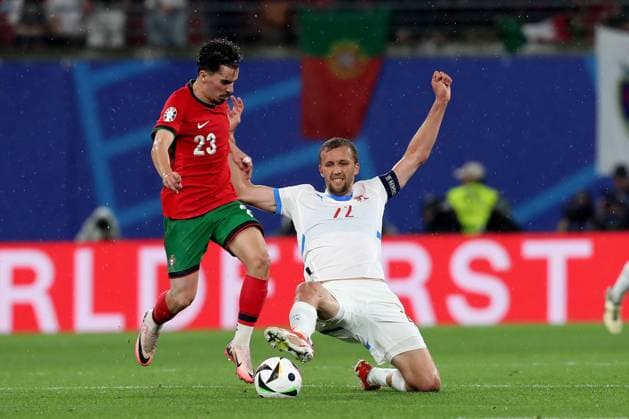 18 06 2024, xtgx, Football EM 2024, Portugal Czech Republic emspor, v l Vitor Machado Ferreira Vitinha Portugal Tomas Soucek Czech Republic duel, action, action, battle for the ball DFL DFB REGULATIONS PROHIBIT ANY USE OF PHOTOGRAPHS as IMAGE SEQUENCES and or QUASI VIDEO Leipzig