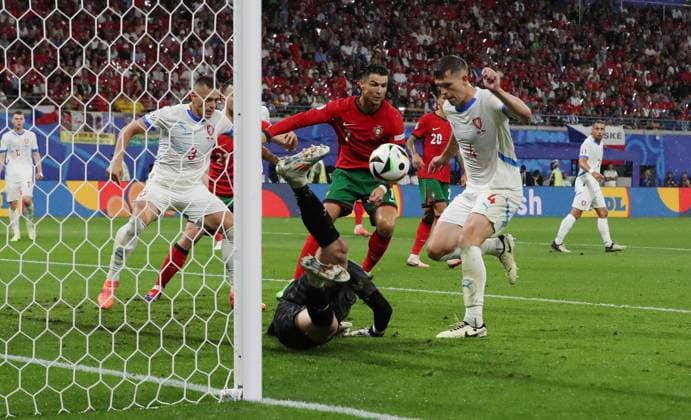 re Robin Hranac scores the own goal for 1 1 against goalkeeper Jindrich Stanek Sport Football Soccer European Championship Euro 2024 European Championship Men Season 2023 2024 18 06 2024 Portugal POR vs Czech Republic CZE in Leipzig DFL regulations prohibit any use of photographs as image sequences and or quasi video