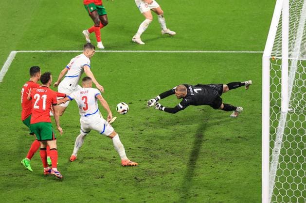 Fußball UEFA EURO 2024 Gruppe F Portugal - Tschechische Republik 18. Juni 2024 UEFA EURO 2024 Gruppe F Portugal - Tschechische Republik Robin Hranac (Tschechische Republik) erzielt ein Eigentor, nachdem der tschechische Torhüter Jindrich Stanek den Ball zum ersten portugiesischen Treffer ins eigene Tor gelenkt hat Foto Simon Stacpoole Abseits Leipzig Deutschland  Copyright: xSimonxStacpoolexOffside