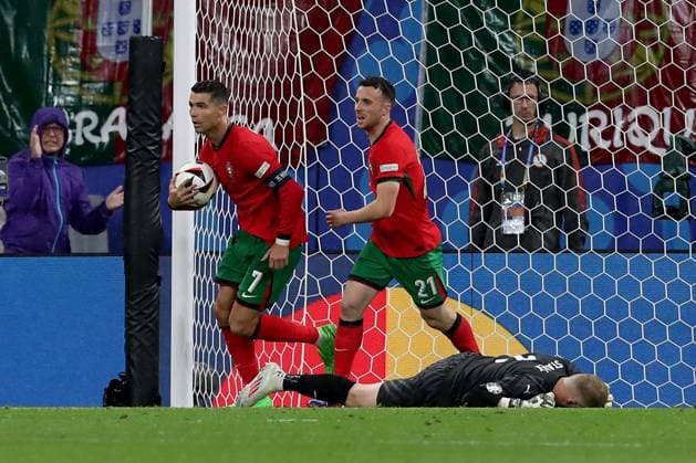 18 06 2024, xtgx, Football EM 2024, Portugal Czech Republic emspor, v l Cristiano Ronaldo Portugal Diogo Silva Portugal Jindrich Stanek Czech Republic after Robin Hranacs own goal Czech Republic to 1 1 DFL DFB REGULATIONS PROHIBIT ANY USE OF PHOTOGRAPHS as IMAGE SEQUENCES and or QUASI VIDEO Leipzig