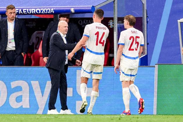 2024-06-18 Portugal v Czechia - Group F - UEFA EURO, EM, Europameisterschaft,Fussball 2024 LEIPZIG, GERMANY - JUNE 18: Head Coach Ivan Hasek of Czechia talking to Lukas Provod of Czechia and Pavel Sulc of Czechia during the Group F - UEFA EURO 2024 match between Portugal and Czechia at Red Bull Arena on June 18, 2024 in Leipzig, Germany. (Photo by Peter Lous BSR Agency) Leipzig Germany Content not available for redistribution in The Netherlands directly or indirectly through any third parties. Copyright: xBSRxAgencyx