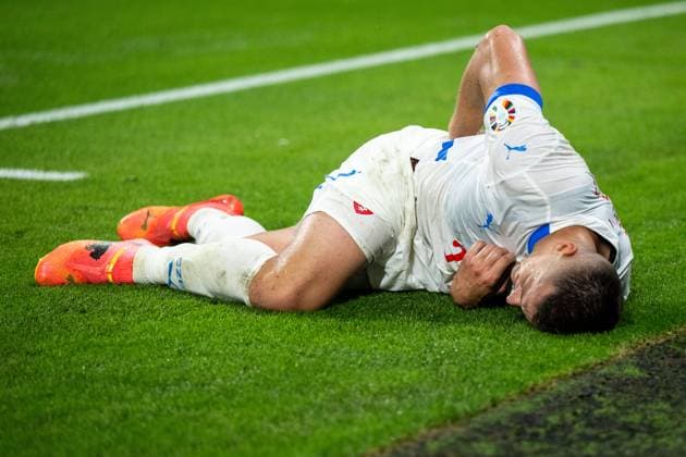 240618 Tomas Holes of Czech Republic in pain during the UEFA Euro 2024 Football Championship match between Portugal and Czech Republic on June 18, 2024 in Leipzig Photo Mathias Bergeld BILDBYRAN code MB MB0938 fotboll football soccer fotballs em europamästerskap em uefa euro uefa european football championship euro 2024 portugal czech republic bbeng injury  Copyright: MATHIASxBERGELD BB240618MB121