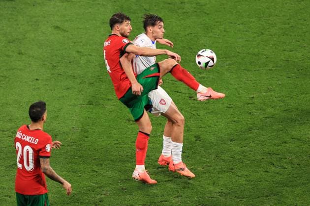 Fußball UEFA EURO 2024 Gruppe F Portugal - Tschechische Republik 18. Juni 2024 UEFA EURO 2024 Gruppe F Portugal - Tschechische Republik Ruben Dias (Portugal) und Mojmir Chytil (Tschechische Republik) Foto Simon Stacpoole Abseits Leipzig Deutschland  Copyright: xSimonxStacpoolexOffside