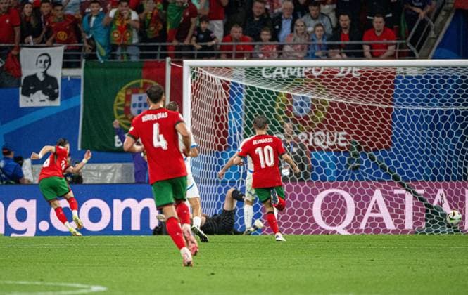 Football, Men, Season 2023 24, UEFA Euro 20204, Group F 1 Matchday in Leipzig, Portugal Czech Republic, v l Francisco Conceicao Portugal scores the goal for 2 1 against goalkeeper Jindrich Stanek Czech Republic , 18 06 2024, Copyright: xMatthiasxKochx