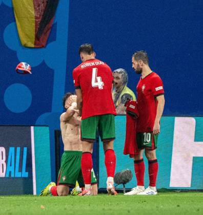 Football, men, 2023 24 season, UEFA Euro 20204, Group F 1 matchday in Leipzig, Portugal Czech Republic, f l Francisco Conceicao Portugal , Ruben Dias Portugal , Bernardo Silva Portugal , cheering after scoring 2 1, 18 06 2024, Copyright: xMatthiasxKochx