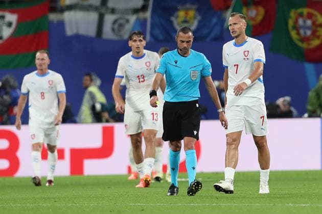 18 06 2024, xtgx, European Football Championship 2024, Portugal Czech Republic emspor, v l Referee Guida, Marco Italy Antonin Barak Czech Republic sad, disappointed, frustrated, dejected DFL DFB REGULATIONS PROHIBIT ANY USE OF PHOTOGRAPHS as IMAGE SEQUENCES and or QUASI VIDEO Leipzig