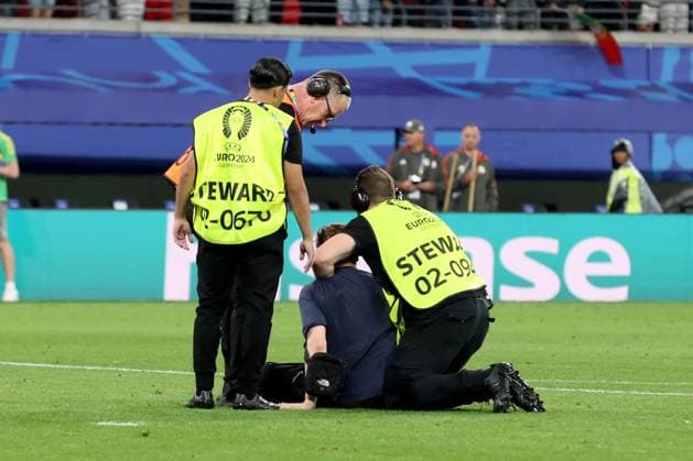 18 06 2024, xtgx, European Football Championship 2024, Portugal Czech Republic emspor, v l A streaker is stopped by stewards DFL DFB REGULATIONS PROHIBIT ANY USE OF PHOTOGRAPHS as IMAGE SEQUENCES and or QUASI VIDEO Leipzig