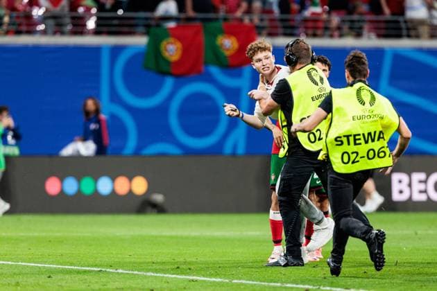 UEFA EURO 2024 Portugal Czech Republic 18 06 2024 A streaker is brought off the field UEFA EURO 2024 Portugal Czech Republic Leipzig Stadium, Leipzig on 18 06 2024 Copyright: xBEAUTIFULxSPORTS Wunderlx