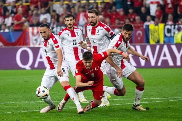 Turkiye v Georgia: Group F - UEFA EURO, EM, Europameisterschaft,Fussball 2024 Arda Gueler (C) of Turkey is battling for possession during the UEFA EURO 2024 group stage match between Turkiye and Georgia at Football Stadium Dortmund on June 18, 2024 in Dortmund, Germany. Dortmund Germany  Copyright: xHeshamxElsherifx originalFilename:elsherif-notitle240618_npNAV.jpg