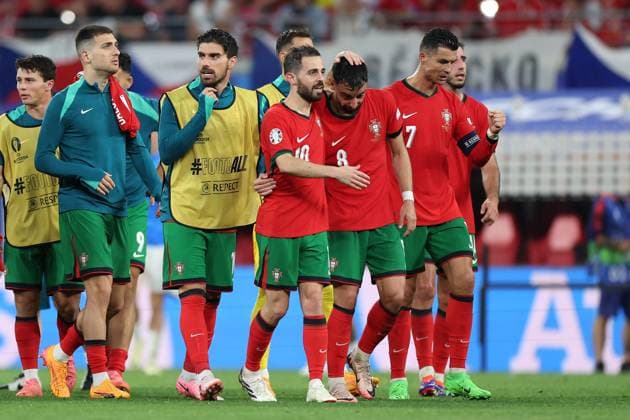 Leipzig Stadium Leipzig, Tuesday, June 18, 2024 UEFA EURO 2024 Germany, Group F stage Matchday 1 Group F Portugal Czechia, Ruben Neves Portugal , Joao Cancelo Portugal , Bruno Fernandes Portugal , Cristiano Ronaldo Portugal cheers after the match thanks the fans, thanks team after the match thanks the fans, applauds the fans Copyright: JoaquimxFerreira