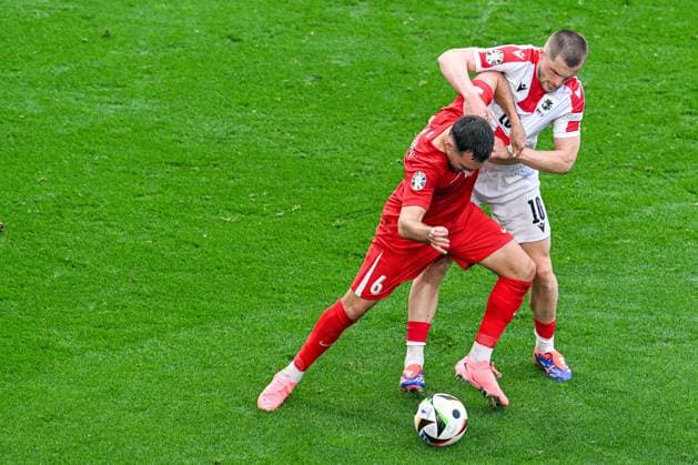 240618 EURO2024 TURKEY VS GEORGIA Orkun Kokcu (6) of Turkey and Giorgi Chakvetadze (10) of Georgia during a soccer game between the national teams of Turkey and Georgia on the first matchday in Group F in the group stage of the UEFA EURO, EM, Europameisterschaft,Fussball 2024 tournament , on Tuesday 18 June 2024 in Dortmund , Germany . PHOTO SPORTPIX David Catry Dortmund Signal Iduna Park Germany  Copyright: xSportpix.bex xStijnxAudoorenxDavidxCatryx