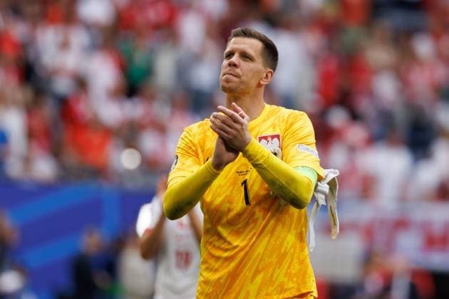 June 16, 2024, Hamburg, Germany: Wojciech Szczesny (Poland) greets fans after UEFA EURO, EM, Europameisterschaft,Fussball 2024 game between national teams of Poland and Netherlands at Volksparkstadion. Final Score : Poland 1 : 2 Netherlands. Hamburg Germany - ZUMAs197 20240616_aab_s197_048 Copyright: xMaciejxRogowskix