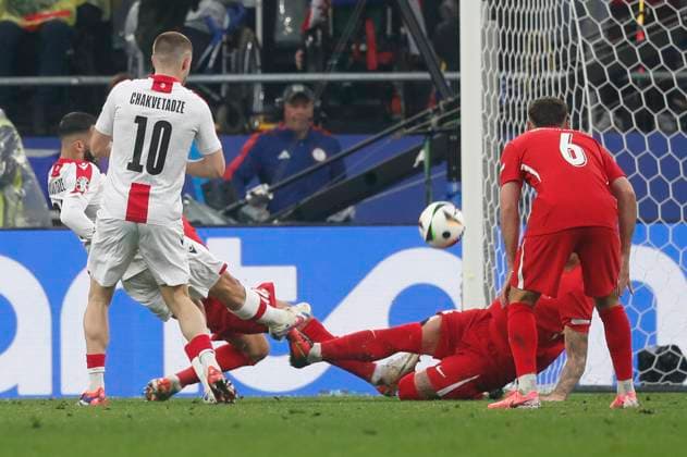 Turkey v Georgia UEFA EURO, EM, Europameisterschaft,Fussball 2024 Group F Abdülkerim BardakcÄ± of Turkey blocks a shot from Georges Mikautadze of Georgia during the UEFA Euro 2024 Group F match between Turkey and Georgia at Signal Iduna Park, Dortmund Copyright: xPaulxChestertonx FIL-20283-0262 UK Newspapers OUT
