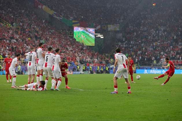 Turkey v Georgia UEFA EURO, EM, Europameisterschaft,Fussball 2024 Group F Hakan Ã?alhanoÄülu of Turkey has a shot on goal from a free kick during the UEFA Euro 2024 Group F match between Turkey and Georgia at Signal Iduna Park, Dortmund Copyright: xPaulxChestertonx FIL-20283-0273 UK Newspapers OUT