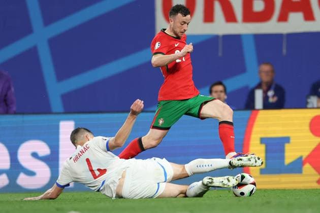 Leipzig Stadium Leipzig, Tuesday, June 18, 2024 UEFA EURO 2024 Germany, Group F stage Matchday 1 Group F Portugal Czechia, Robin Hranac Czechia , Diogo Jota Portugal duel, action, action, battles for the ball Copyright: JoaquimxFerreira