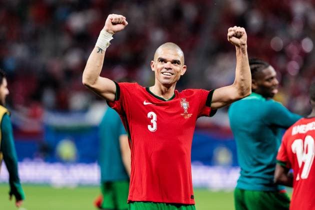 UEFA EURO 2024 Portugal Czech Republic 18 06 2024 Kepler Laveran de Lima Ferreira Pepe Portugal, 3 cheers towards the fans after the final whistle UEFA EURO 2024 Portugal Czech Republic Leipzig Stadium, Leipzig on 18 06 2024 Copyright: xBEAUTIFULxSPORTS Wunderlx
