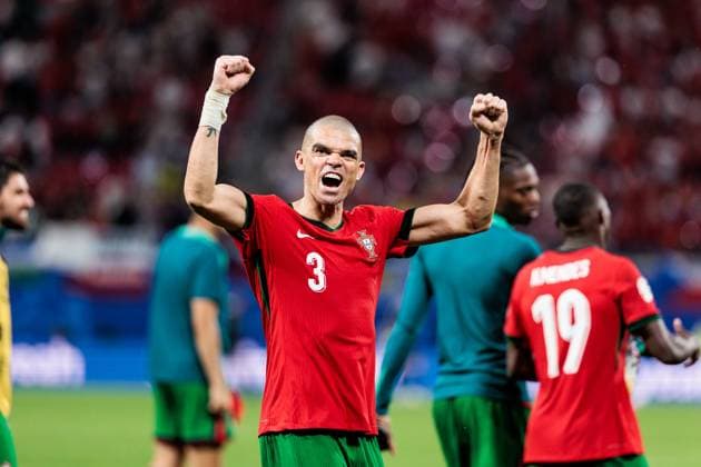 UEFA EURO 2024 Portugal Czech Republic 18 06 2024 Kepler Laveran de Lima Ferreira Pepe Portugal, 3 cheers towards the fans after the final whistle UEFA EURO 2024 Portugal Czech Republic Leipzig Stadium, Leipzig on 18 06 2024 Copyright: xBEAUTIFULxSPORTS Wunderlx