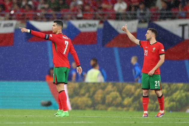 Leipzig Stadium Leipzig, Tuesday, June 18, 2024 UEFA EURO 2024 Germany, Group F stage Matchday 1 Group F Portugal Czechia, Cristiano Ronaldo Portugal , Diogo Jota Portugal Thumbs up Copyright: JoaquimxFerreira