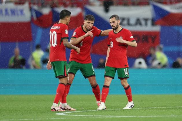 Leipzig Stadium Leipzig, Tuesday, June 18, 2024 UEFA EURO 2024 Germany, Group F stage Matchday 1 Group F Portugal Czechia, Bernardo Silva Portugal , Ruben Dias Portugal and Bernardo Silva Portugal discuss Copyright: JoaquimxFerreira