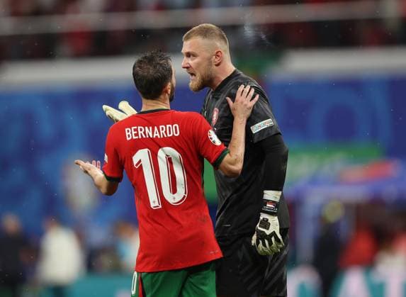 - Portugal v Czech Republic, UEFA EURO, EM, Europameisterschaft,Fussball 2024, Group Stage, Group F, Football Stadium Leipzig, RedBull Arena, Leipzig, Germany - 18th June 2024. Bernardo Silva of Portugal & Manchester Cityargues with Jindrich Stanek of Czech Republic & Slavia Praha. - Portugal v Czech Republic, UEFA Euro 2024, Group Stage, Group F, Football Stadium Leipzig, RedBull Arena, Leipzig, Germany - 18th June 2024. Leipzig, Football Stadium Leipzig RedBull Arena Germany Copyright: xDanxWeirx CP_Portugal_Czechia_88
