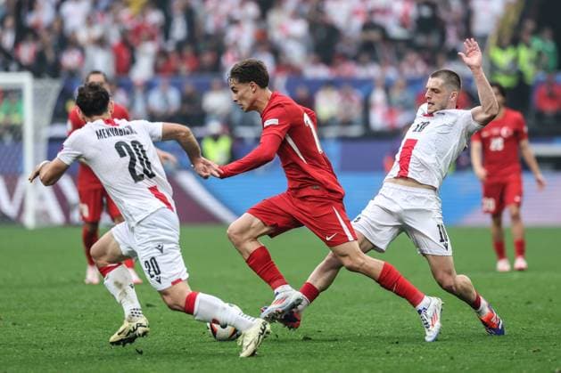 (240619) -- DORTMUND, June 19, 2024 -- Kenan Yildiz (C) of Turkiye breaks through during the UEFA EURO, EM, Europameisterschaft,Fussball 2024 Group F match between Turkiye and Georgia in Dortmund, Germany on June 18, 2024. ) (SP)GERMANY-DORTMUND-FOOTBALL-EURO 2024-T?RKIYE VS GEORGIA PanxYulong 