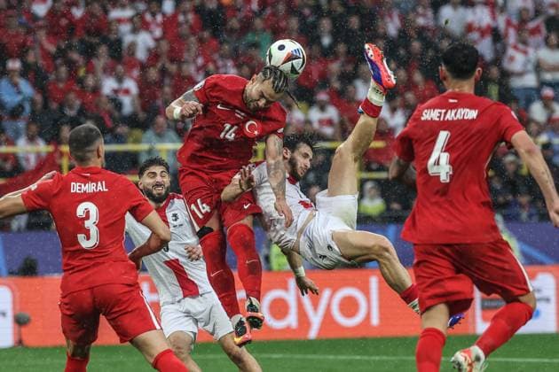 (240619) -- DORTMUND, June 19, 2024 -- Abdulkerim Bardakci (C) of Turkiye vies with Khvicha Kvaratskhelia (2nd R) of Georgia for a header during the UEFA EURO, EM, Europameisterschaft,Fussball 2024 Group F match between Turkiye and Georgia in Dortmund, Germany on June 18, 2024. ) (SP)GERMANY-DORTMUND-FOOTBALL-EURO 2024-T?RKIYE VS GEORGIA PanxYulong 