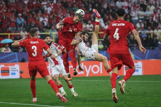 (240619) -- DORTMUND, June 19, 2024 -- Abdulkerim Bardakci (C) of Turkiye vies with Khvicha Kvaratskhelia (2nd R) of Georgia for a header during the UEFA EURO, EM, Europameisterschaft,Fussball 2024 Group F match between Turkiye and Georgia in Dortmund, Germany on June 18, 2024. ) (SP)GERMANY-DORTMUND-FOOTBALL-EURO 2024-T?RKIYE VS GEORGIA PanxYulong 