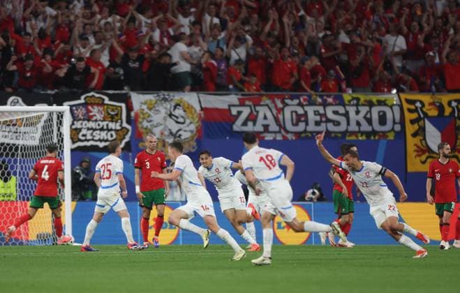 Sport Bilder des Tages (240619) -- LEIPZIG, June 19, 2024 -- Lukas Provod (4th L) of the Czech Republic celebrates his goal during the UEFA EURO, EM, Europameisterschaft,Fussball 2024 Group F match between Portugal and the Czech Republic in Leipzig, Germany on June 18, 2024. ) (SP)GERMANY-LEIPZIG-FOOTBALL-EURO2024-PORTUGAL VS THE CZECH REPUBLIC BaixXuefei 