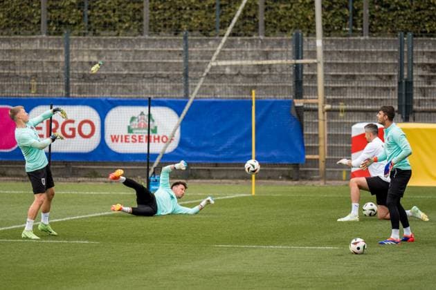 SOCCER - UEFA EURO, EM, Europameisterschaft,Fussball 2024 BERLIN,GERMANY,19.JUN.24 - SOCCER -UEFA EURO 2024, OEFB, Oesterreichischer Fussball-Bund, training. Image shows Patrick Pentz, Heinz Lindner and Niklas Hedl (AUT).  GEPAxpictures xJohannesxFriedl