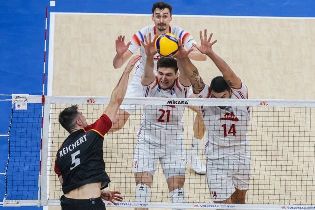 (240619) -- PASAY CITY, June 19, 2024 -- Moritz Reichert (L) of Germany spikes the ball during the match between Germany and France at the Men s Volleyball Nations League (VNL) 2024 in Pasay City, the Philippines, on June 19, 2024. ) (SP)THE PHILIPPINES-PASAY CITY-VOLLEYBALL-NATIONS LEAGUE-MEN-GERMANY VS FRANCE ROUELLExUMALI 