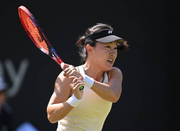 Lin Zhu of China with a member of the medical staff during her second round match Rothesay Classic Birmingham, Day 3, Tennis, Edgbaston Priory Club, Birmingham, UK - 19 June 2024  Copyright: xAnnaxGowthorpe Shutterstockx 14543326i