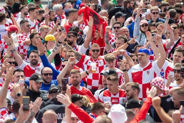 Football, men, season 2023 24, Euro 2024 Group B 2 matchday in Hamburg, Croatia Albania, Croatian and Albanian fans celebrate together in front of the stadium, 19 06 2024, Copyright: xSebastianxRäppold MatthiasxKochx