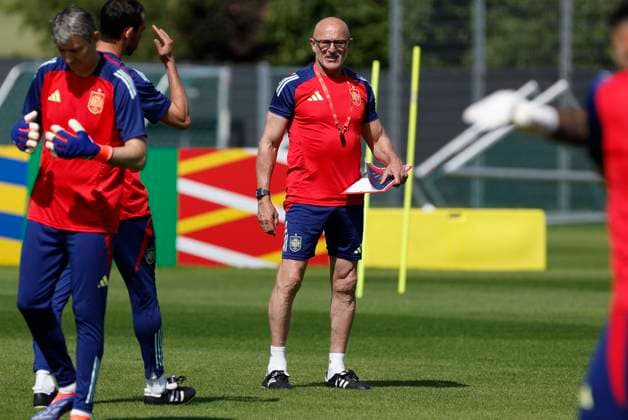 Spain s head coach Luis de la Fuente is seen during the training session of the Spanish national team, Nationalteam held in Donaueschingen, Germany, 19 June 2024. Spain will face Italy in a Euro2024 soccer match on 20 June. Training session of Spain !ACHTUNG: NUR REDAKTIONELLE NUTZUNG!  Copyright: xJJxGuillenx GRAF3054 20240619-55013914159_1