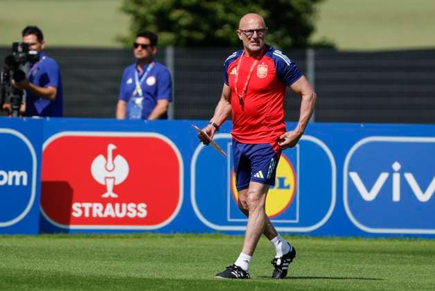 Spain s head coach Luis de la Fuente is seen during the training session of the Spanish national team, Nationalteam held in Donaueschingen, Germany, 19 June 2024. Spain will face Italy in a Euro2024 soccer match on 20 June. Training session of Spain !ACHTUNG: NUR REDAKTIONELLE NUTZUNG!  Copyright: xJJxGuillenx GRAF3060 20240619-55013914160_1
