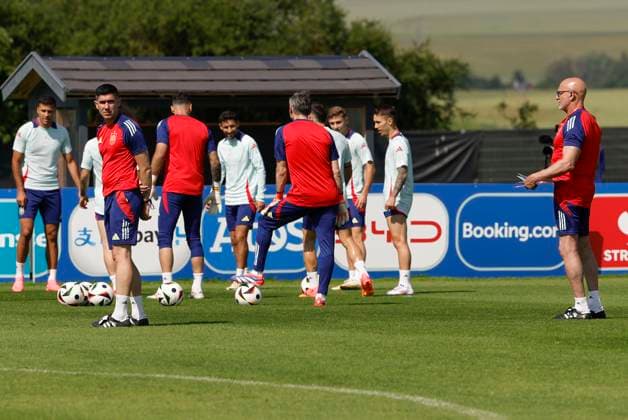 Spain s head coach Luis de la Fuente (R) is seen during the training session of the Spanish national team, Nationalteam held in Donaueschingen, Germany, 19 June 2024. Spain will face Italy in a Euro2024 soccer match on 20 June. Training session of Spain !ACHTUNG: NUR REDAKTIONELLE NUTZUNG!  Copyright: xJJxGuillenx GRAF3057 20240619-55013914175_1