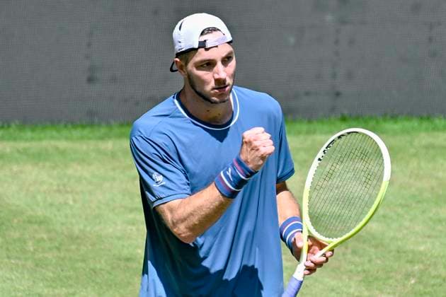 Jan Lennard Struff GER clenches his fist 19 06 2024 Tennis Terra Wortmann Open, ATP World Tour 500, , OWL ARENA, Halle Westfalen , NRW Germany Copyright: xpepphotox xPeterxEppingerx pep00321, pep_20240619_hm