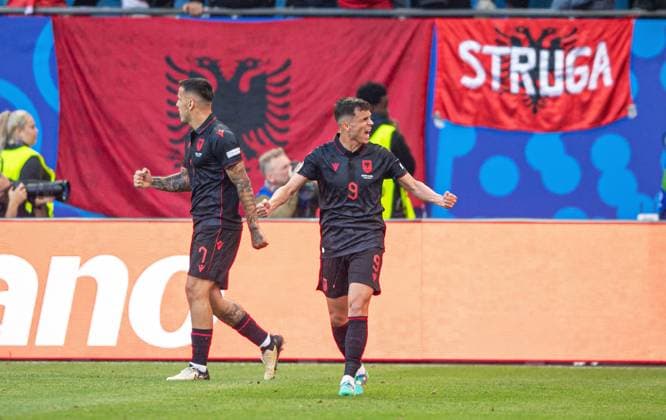 Football, men, season 2023 24, Euro 2024 Group B 2 matchday in Hamburg, Croatia Albania, f l Rey Manaj Albania , Jasir Asani Albania , cheering after goal to 0 1, 19 06 2024, Copyright: xSebastianxRäppold MatthiasxKochx