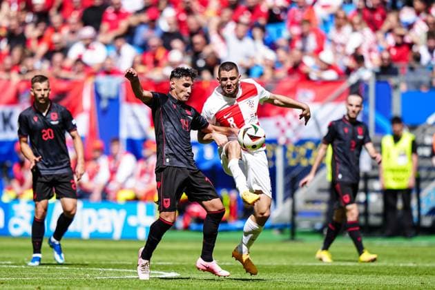Qazim Laci Albania, 14 , Mateo Kovacic Croatia, 08 GER, Croatia vs Albania, European Football Championship, UEFA Euro 2024, Matchday 2, 19 06 2024 GER, Croatia vs Albania, European Football Championship, UEFA Euro 2024, Matchday 2, 19 06 2024 Hamburg Copyright: xEibner-Pressefoto MarcelxvonxFehrnx EP_MFN
