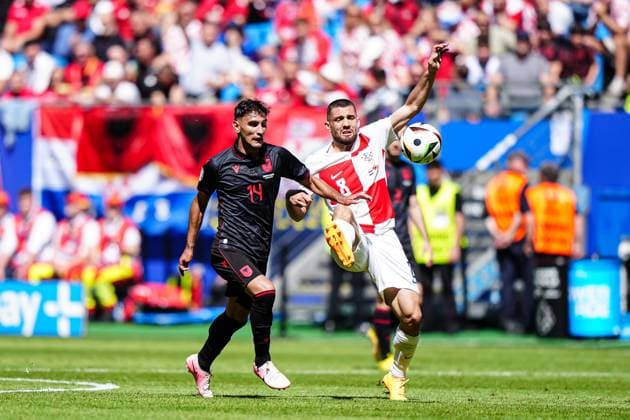 Qazim Laci Albania, 14 , Mateo Kovacic Croatia, 08 GER, Croatia vs Albania, European Football Championship, UEFA Euro 2024, Matchday 2, 19 06 2024 GER, Croatia vs Albania, European Football Championship, UEFA Euro 2024, Matchday 2, 19 06 2024 Hamburg Copyright: xEibner-Pressefoto MarcelxvonxFehrnx EP_MFN
