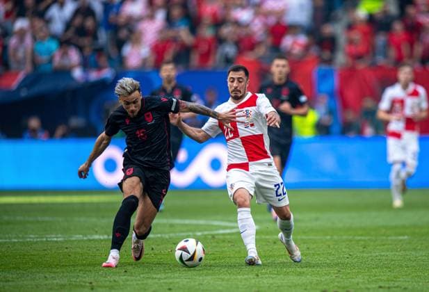 Football, Men, Season 2023 24, Euro 2024 Group B 2 Matchday in Hamburg, Croatia Albania, v l Taulant Seferi Albania , Josip Juranovic Croatia , 19 06 2024, Copyright: xSebastianxRäppold MatthiasxKochx
