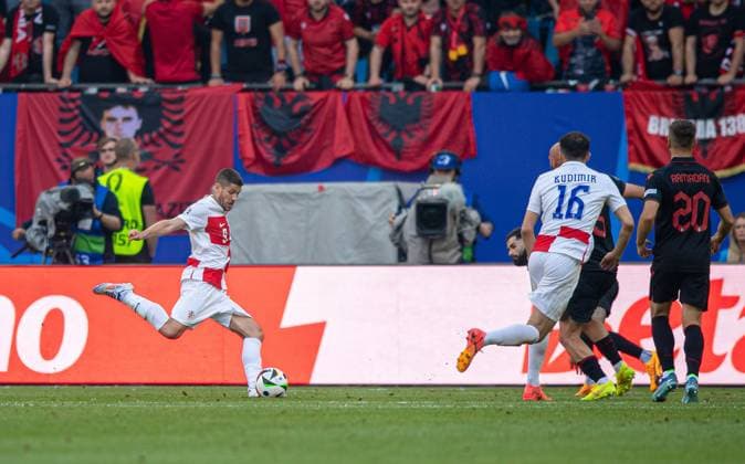 Football, men, season 2023 24, Euro 2024 Group B 2 matchday in Hamburg, Croatia Albania, v l Andrej Kramaric Croatia scores the goal to 1 1, 19 06 2024, Copyright: xSebastianxRäppold MatthiasxKochx