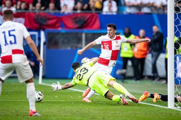 UEFA EURO 2024 Albania Croatia 19 06 2024 Thomas Strakosha Albania, 23 , Ante Budimir Croatia, 16 UEFA EURO 2024 Albania Croatia Volksparkstadion, Hamburg 19 06 2024 Copyright: xBEAUTIFULxSPORTS Buriakovx