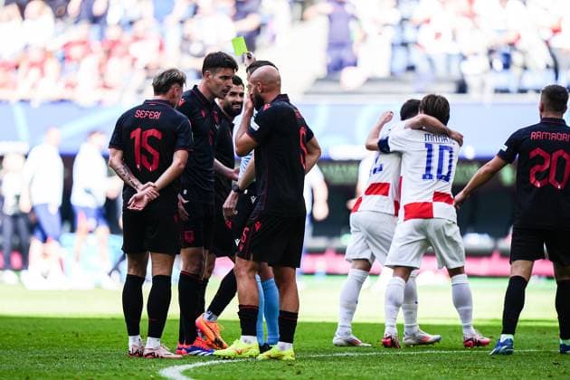 Player Albania discuss with referee after goal for 2 1 Luca Sucic Croatia, 25 GER, Croatia vs Albania, European Football Championship, UEFA Euro 2024, match day 2, 19 06 2024 GER, Croatia vs Albania, European Football Championship, UEFA Euro 2024, match day 2, 19 06 2024 Hamburg Copyright: xEibner-Pressefoto MarcelxvonxFehrnx EP_MFN