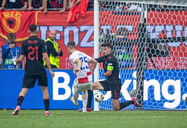 Football, Men, Season 2023 24, Euro 2024 Group B 2 Matchday in Hamburg, Croatia Albania, f l Kristjan Asllani Albania , Luka Sucic Croatia , Berat Djimsiti Albania , 19 06 2024, Copyright: xSebastianxRäppold MatthiasxKochx
