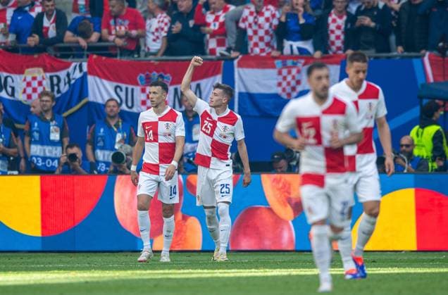 Football, Men, Season 2023 24, Euro 2024 Group B 2 Matchday in Hamburg, Croatia Albania, f l Ivan Perisic Croatia , Luka Sucic Croatia , Josip Juranovic Croatia , Mario Pasalic Croatia , Cheering after goal to 2 1, 19 06 2024, Copyright: xSebastianxRäppold MatthiasxKochx