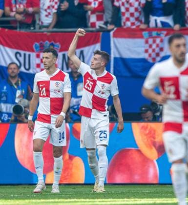 Football, Men, Season 2023 24, Euro 2024 Group B 2 Matchday in Hamburg, Croatia Albania, f l Ivan Perisic Croatia , Luka Sucic Croatia , Josip Juranovic Croatia , Cheering after goal to 2 1, 19 06 2024, Copyright: xSebastianxRäppold MatthiasxKochx