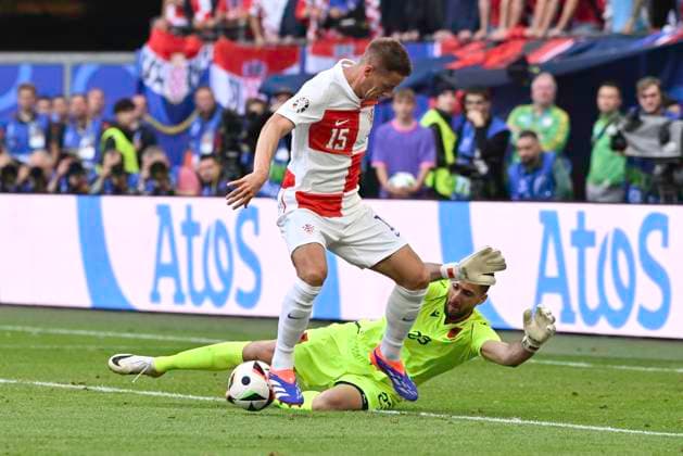 GER, Euro 2024, Group B, Croatia HRV vs Albania ALB 19 06 2024, Volksparkstadion, GER, Euro 2024, Group B, Croatia HRV vs Albania ALB in the picture Mario Paöalic HRV 15 tries to assert himself against goalkeeper Thomas Strakosha ALB 23 nordphotoxGmbH xWitke nph00002