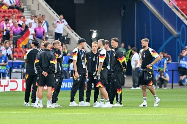 19 06 2024, xsltx, European Football Championship 2024, Germany Hungary emspor, v l DFB Team at the pitch inspection DFL DFB REGULATIONS PROHIBIT ANY USE OF PHOTOGRAPHS as IMAGE SEQUENCES and or QUASI VIDEO Stuttgart