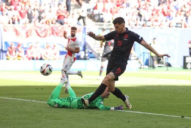 Sport Bilder des Tages Mirlind Daku of Albania scores Albania s second goal Croatia v Albania, UEFA European Championship, EM, Europameisterschaft 2024, Group B, Football, Volksparkstadion, Hamburg, Germany, 19 Jun 2024 EDITORIAL USE ONLY No use with unauthorised audio, video, data, fixture lists, club league logos or live services. Online in-match use limited to 120 images, no video emulation. No use in betting, games or single club league player publications. Copyright: xPaulxCurrie Shutterstockx 14543648ck