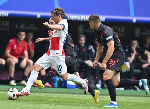 (240619) -- HAMBURG, June 19, 2024 -- Luka Modric (front L) of Croatia dribbles during the UEFA EURO, EM, Europameisterschaft,Fussball 2024 Group B match between Croatia and Albania in Hamburg, Germany on June 19, 2024. ) (SP)GERMANY-HAMBURG-FOOTBALL-EURO 2024-CROATIA VS ALBANIA RenxPengfei 